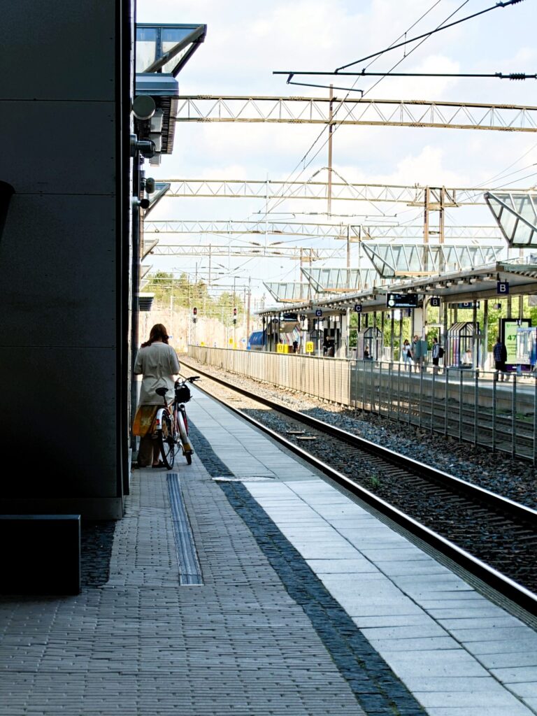 ヘルシンキ・パシラ駅のホームに停車中のフィンランド国鉄VRの外観と 自転車の人