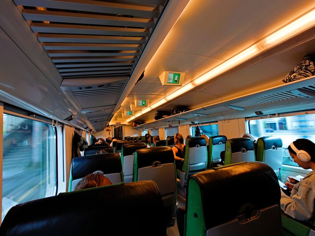 清潔感のあるフィンランド国鉄VR2等車のモダンな車内インテリア