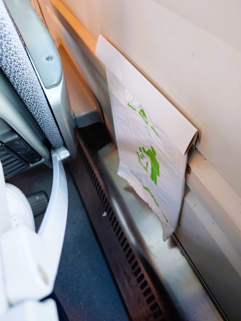フィンランド国鉄VRの車両にある備え付けのごみ袋