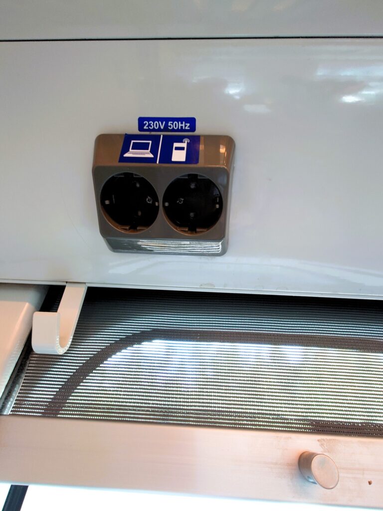 VR2等車の座席にある充電用コンセントとUSBポート