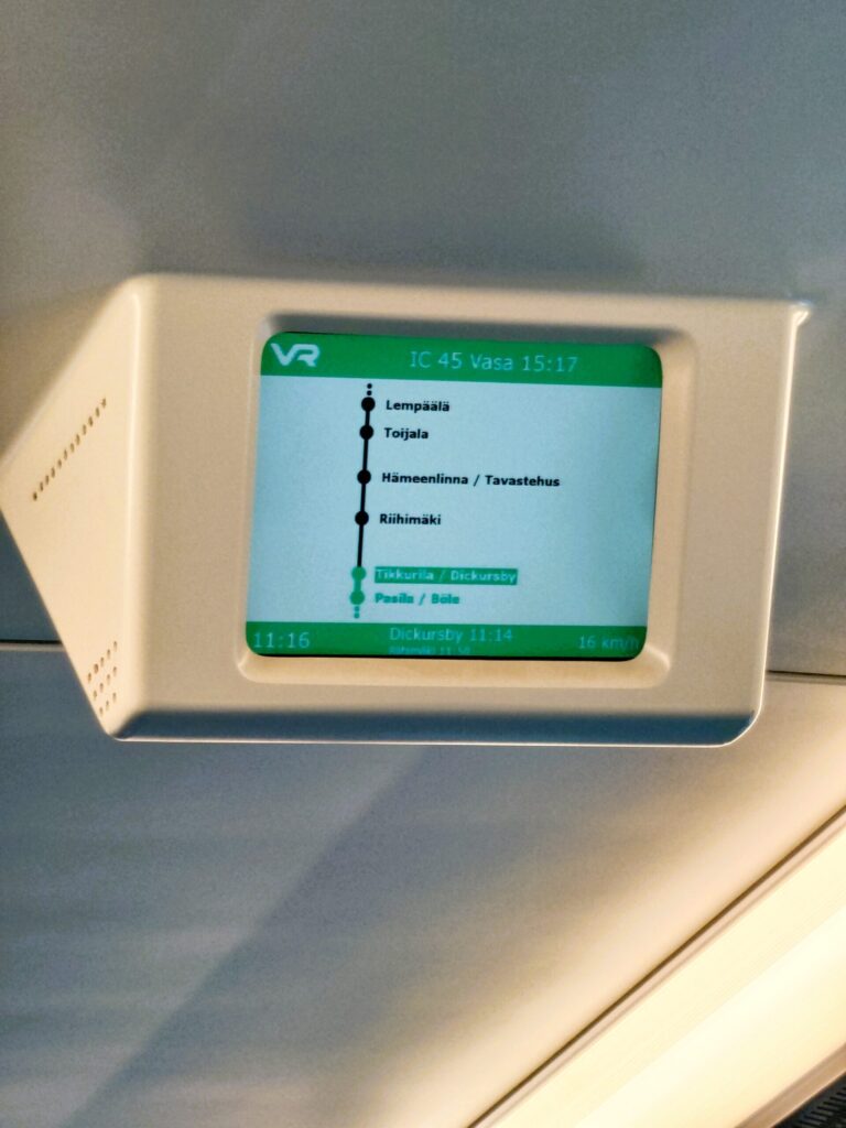 VR車内の次の停車駅や走行速度を表示する車内デジタルモニター