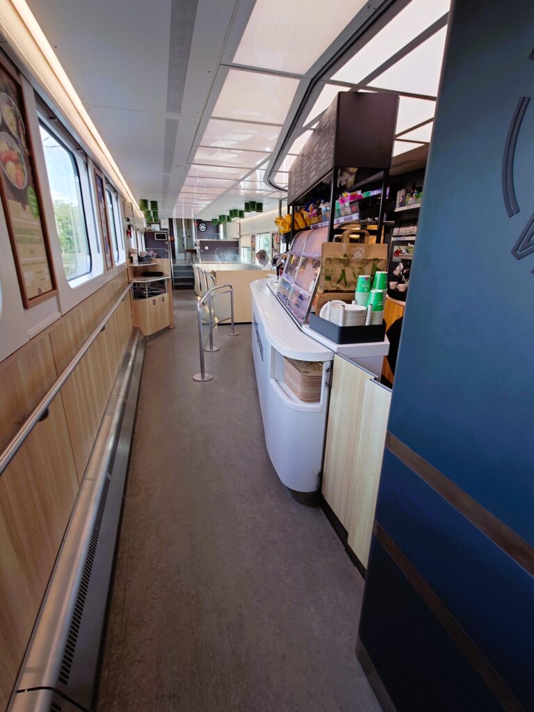 フィンランド鉄道VRの連結されているカフェ車両(食堂車)