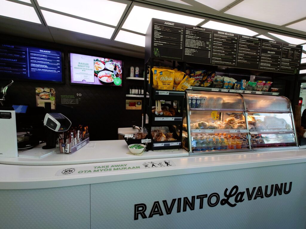 フィンランド国鉄VRカフェ車両のカウンターとメニューボードの様子