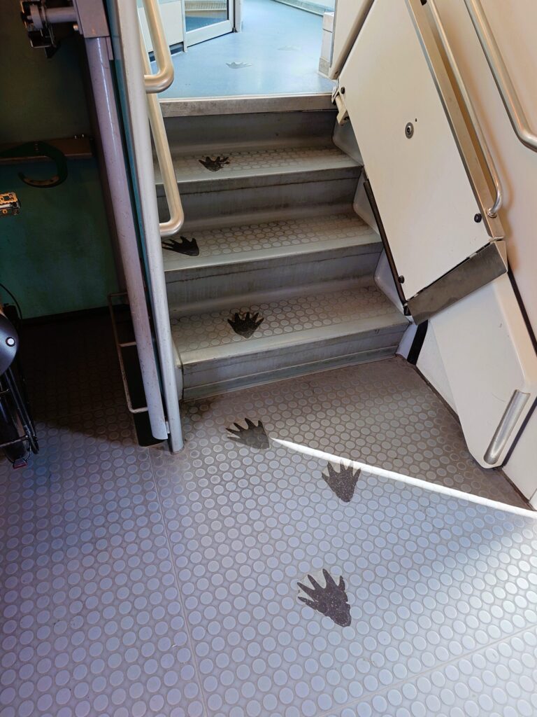 フィンランド国鉄VRの車両にあるキッズルームに続く足跡のデザイン