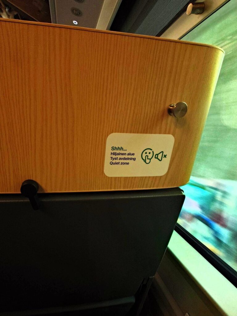 フィンランド鉄道 VR 1等車 座席 静かにサイン