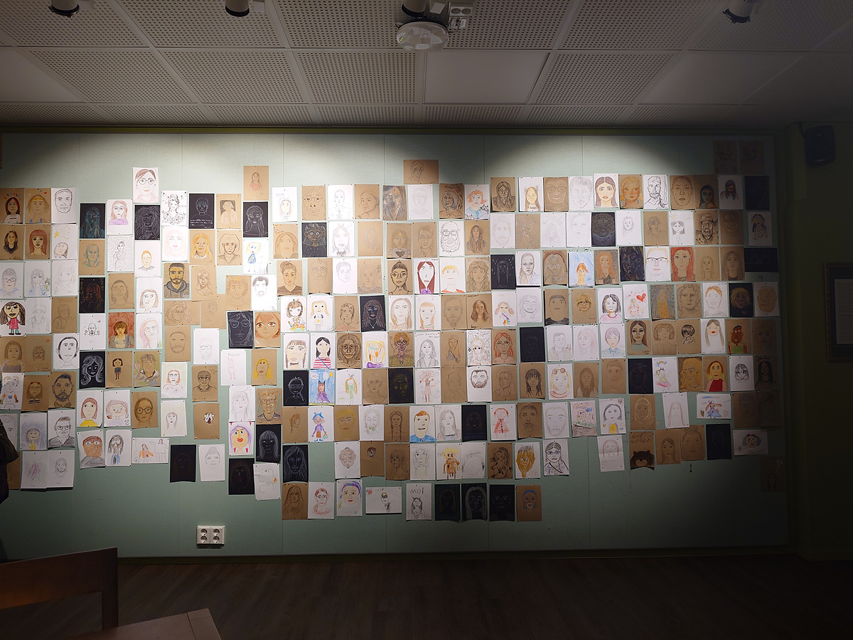 アトリエに展示されている来館者の自画像コレクション