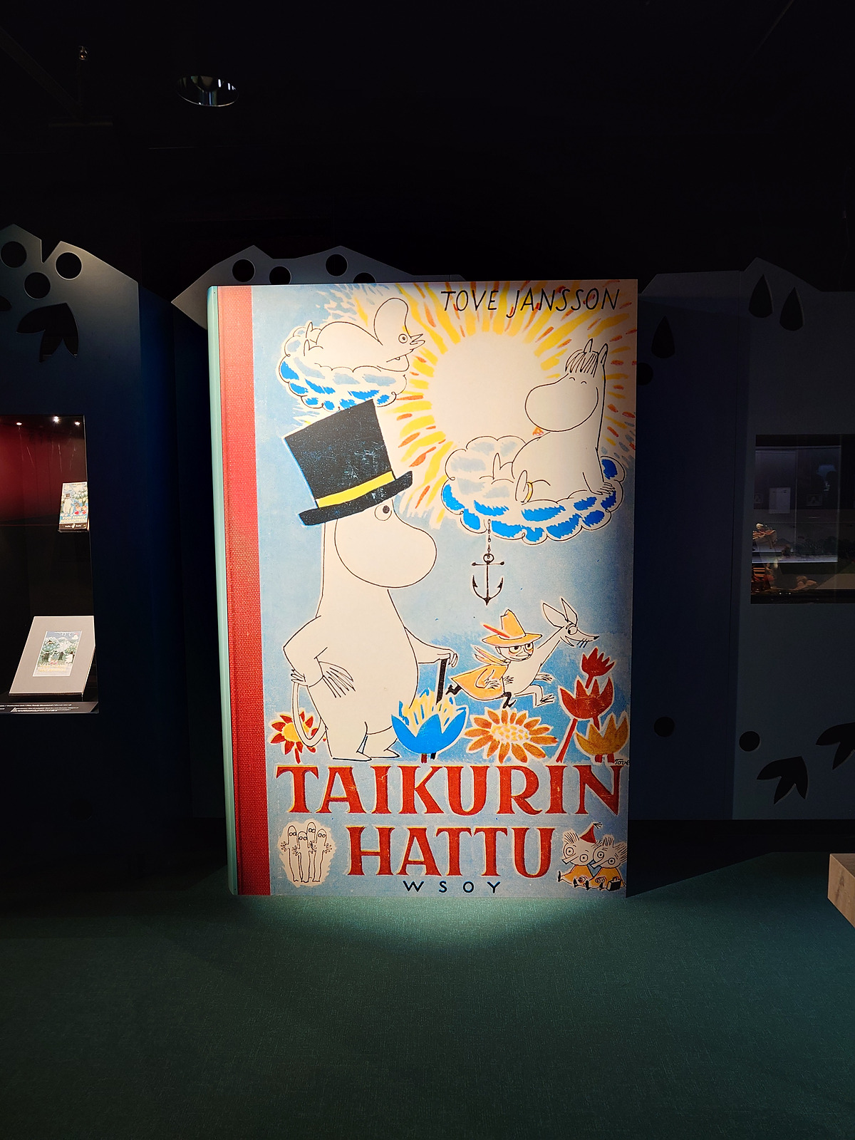 巨大絵本『TAIKURIN HATTU（たのしいムーミン一家）』のオブジェ展示