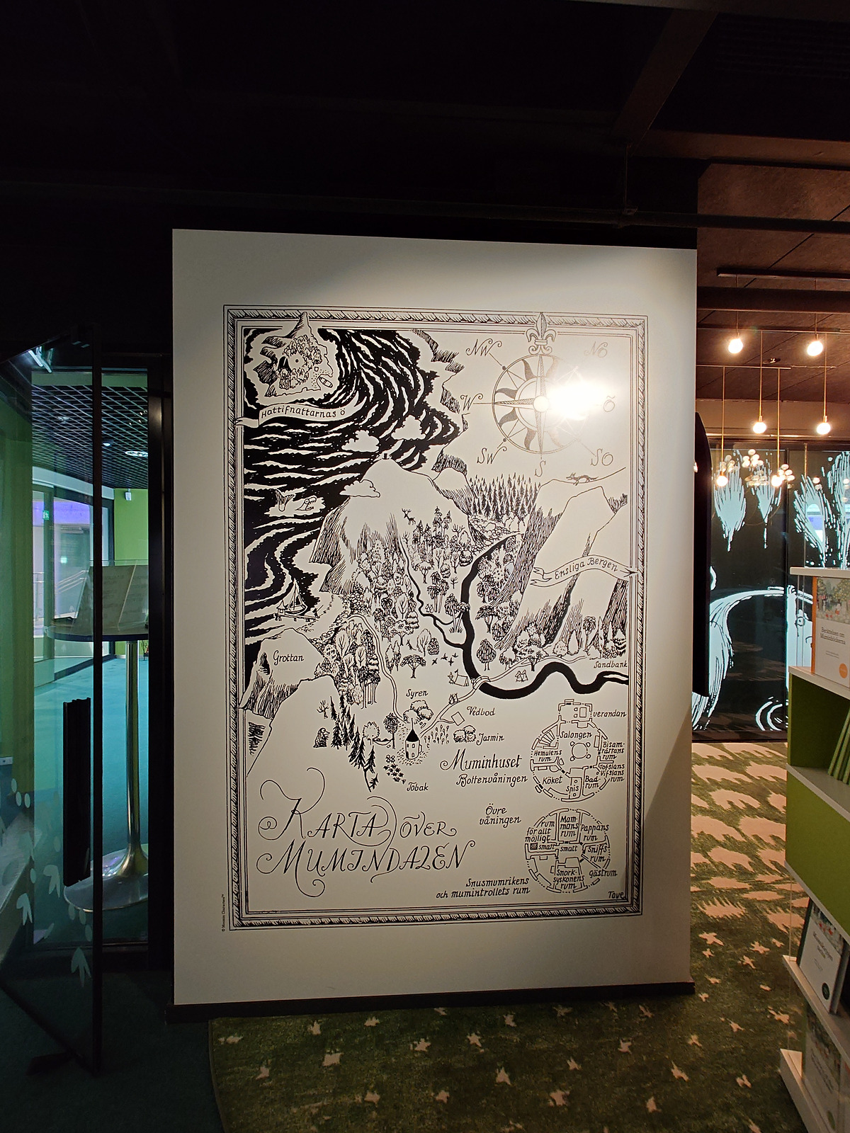 ムーミン谷の地図（KARTA OVER MUMINDALEN）の大型展示