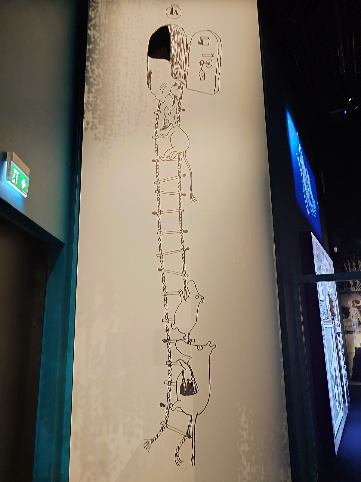 ロープばしごを登るキャラクターの線画展示