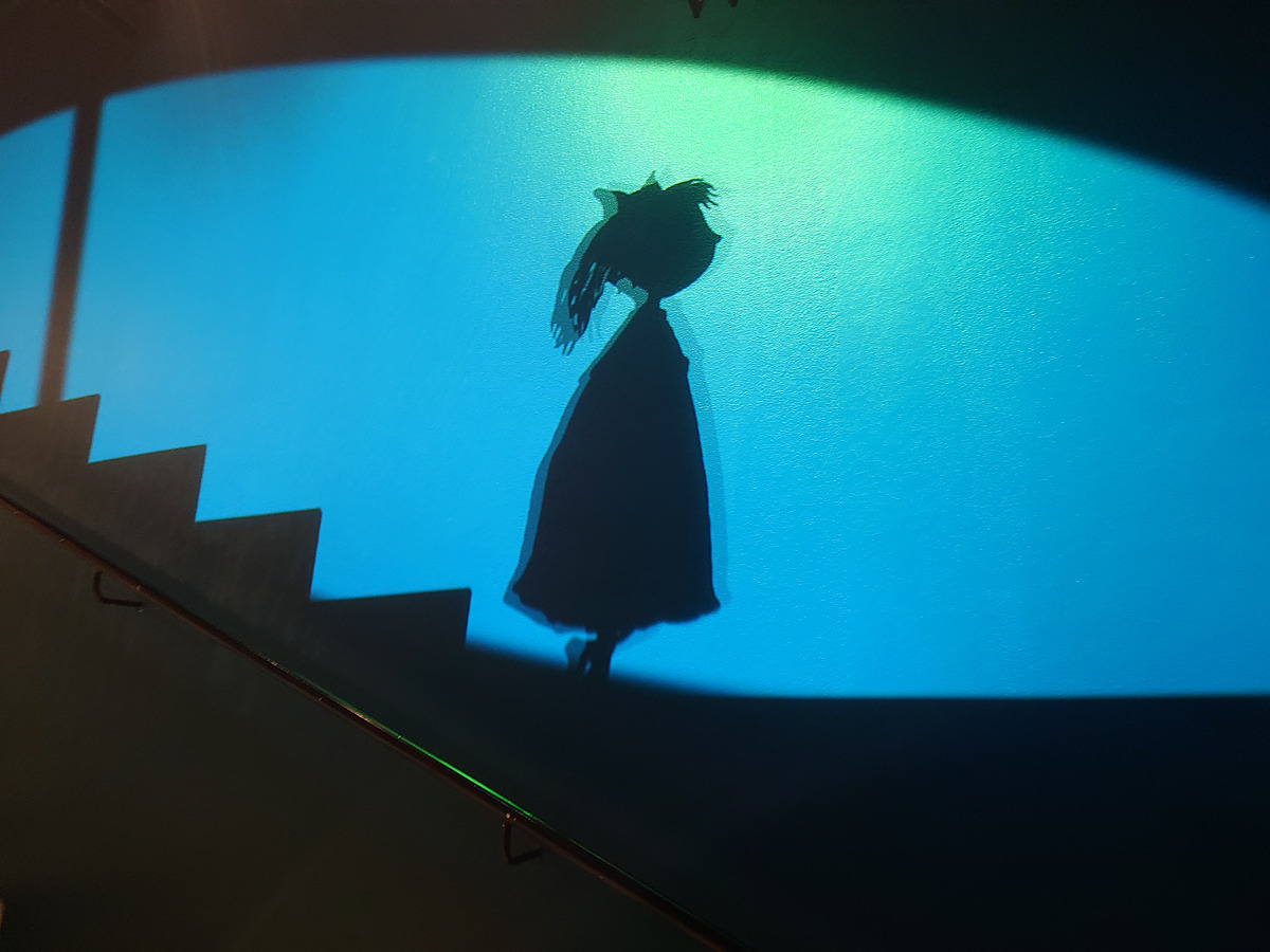 階段を上る少女のシルエット展示