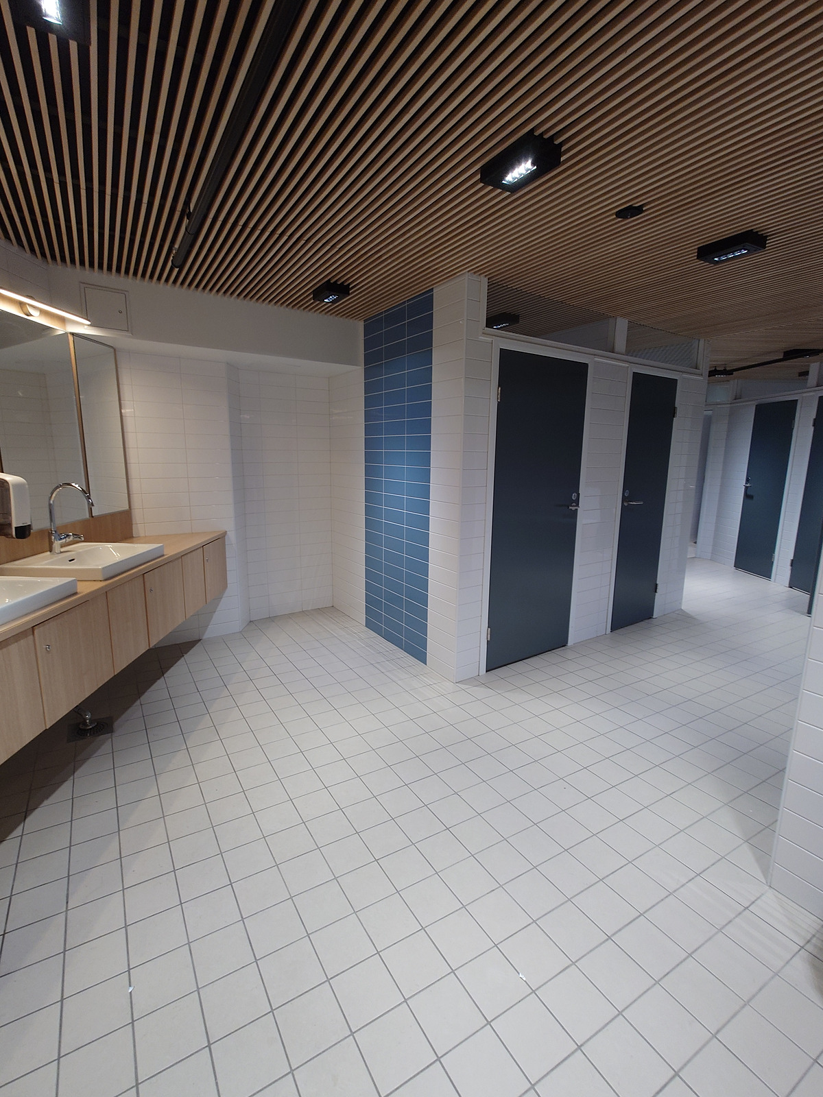 ムーミン美術館のモダンなトイレ個室エリア