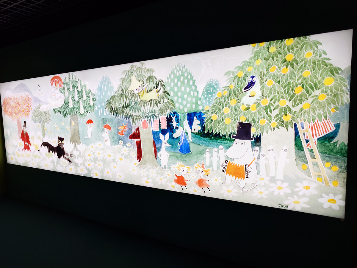 ライトアップされたムーミン谷の壁画（ニョロニョロや動物たちが集う）