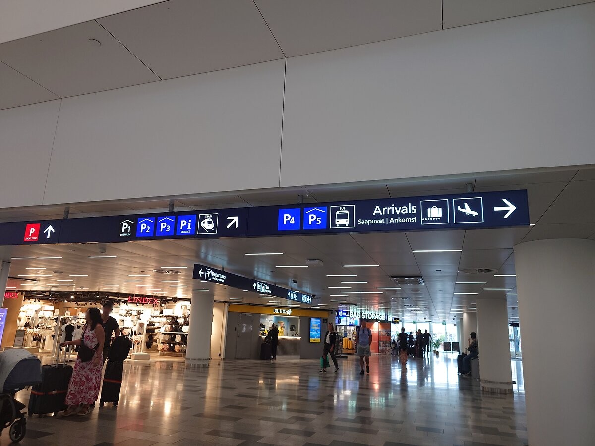 ヘルシンキ空港の到着エリア「Arrivals」案内サイン
