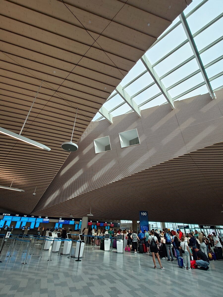 天窓から光が差し込むヘルシンキ空港のチェックインカウンター