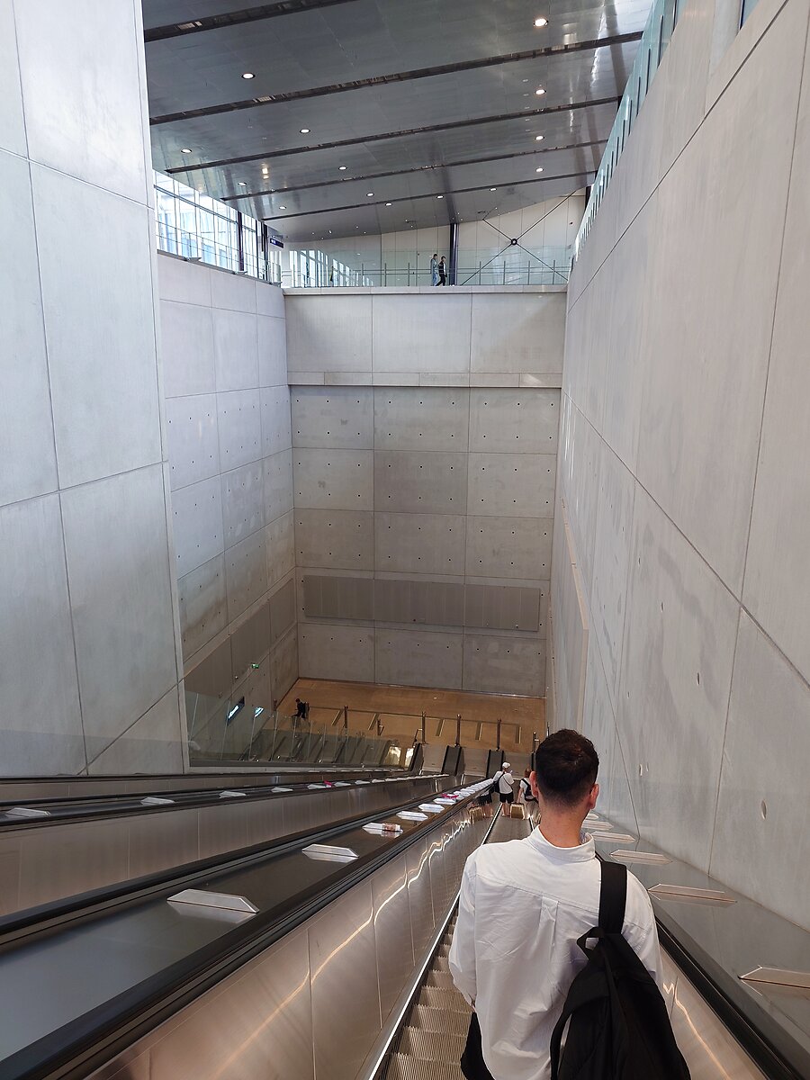 ヘルシンキ空港の長い下りエスカレーター