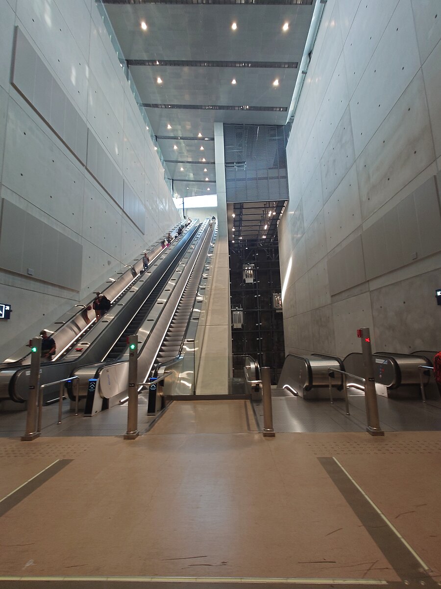 ヘルシンキ空港の長いエスカレーターを見上げた光景