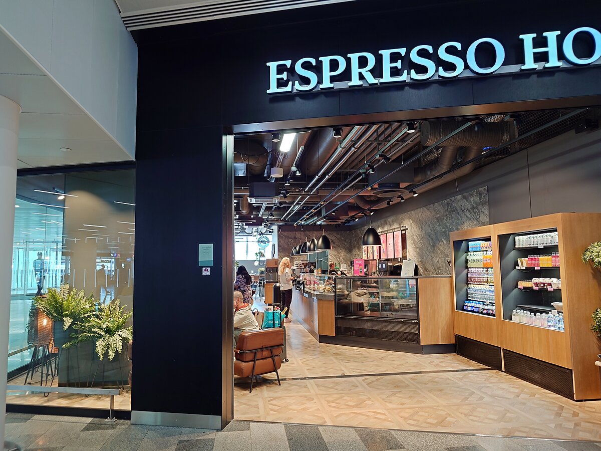 ヘルシンキ空港内のEspresso Houseカフェ入口