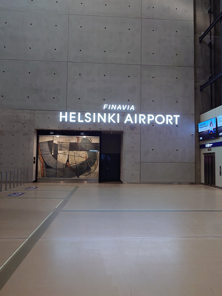 「FINAVIA HELSINKI AIRPORT」の照明サイン(広角)