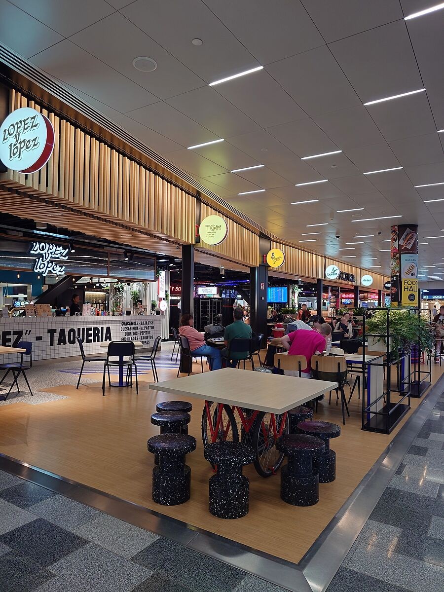 メキシカン料理店が並ぶヘルシンキ空港のフードコート