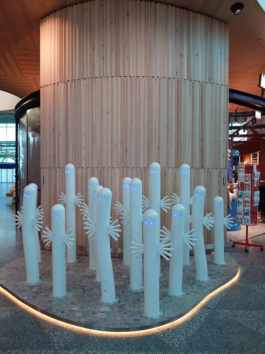 ヘルシンキ空港のニョロニョロ(Hattifatteners)アート展示
