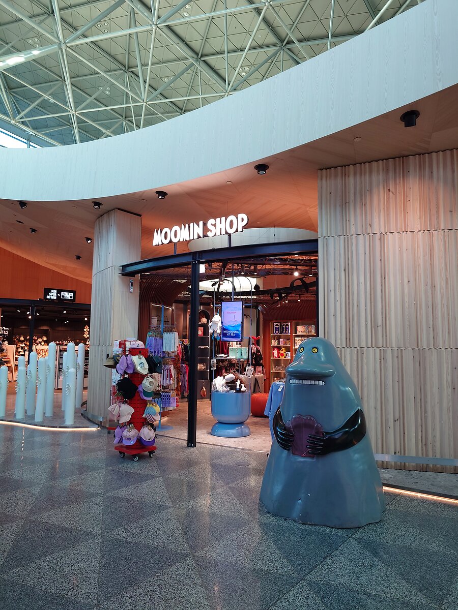 スナフキンの像が出迎えるヘルシンキ空港のムーミンショップ入口