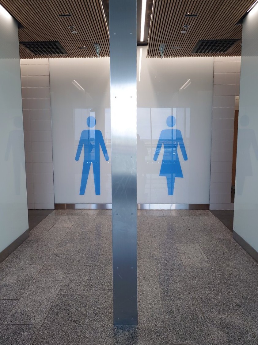 男女ピクトグラムが描かれたヘルシンキ空港のトイレ入口