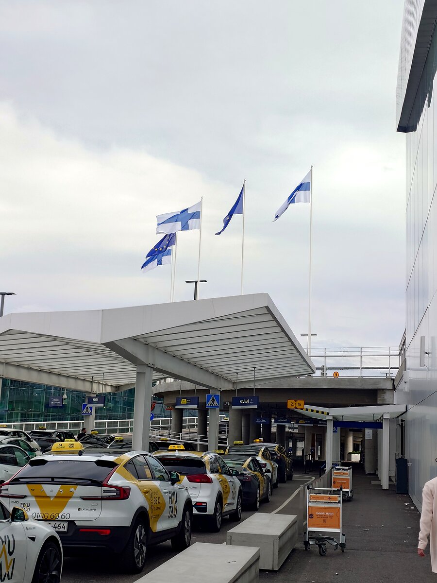 ヘルシンキ空港正面のタクシー乗り場とフィンランド国旗