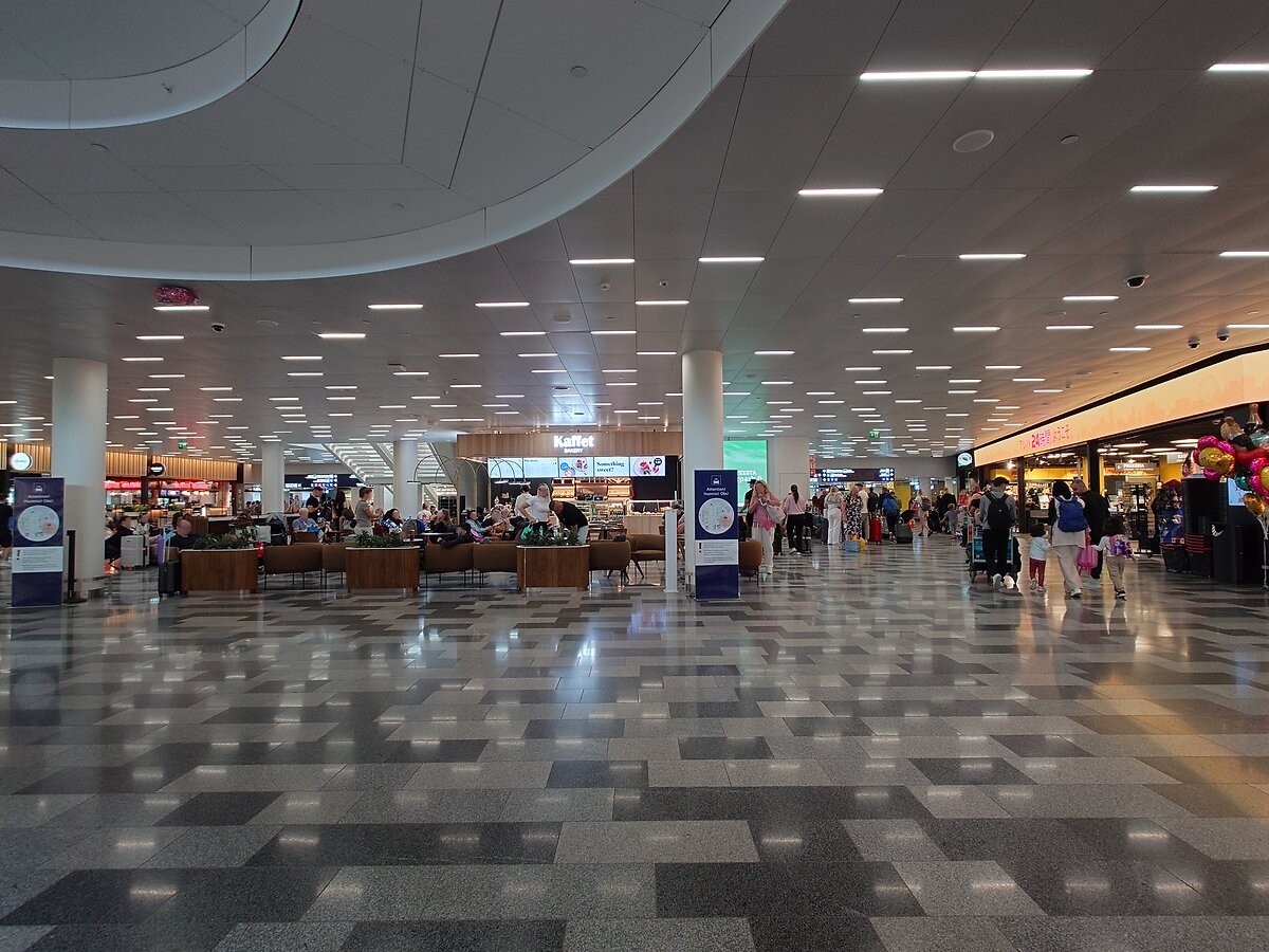ヘルシンキ空港の広々としたターミナル広間とショップ群
