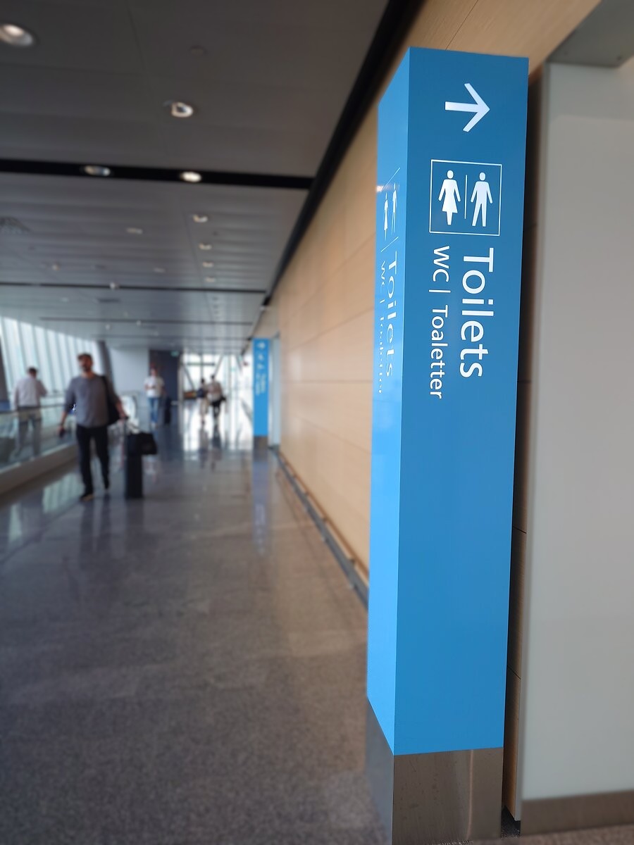 ヘルシンキ空港のトイレ案内サイン(青い柱型)