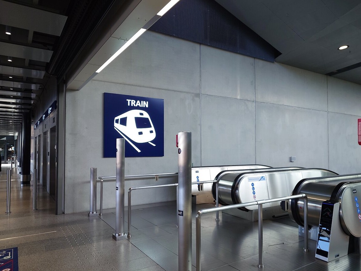 ヘルシンキ空港地下の鉄道乗り場「TRAIN」案内とゲート