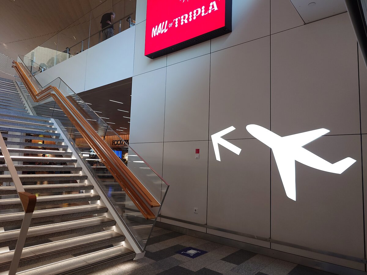 ヘルシンキ空港行きを示す巨大な飛行機マークとMALL OF TRIPLAの看板
