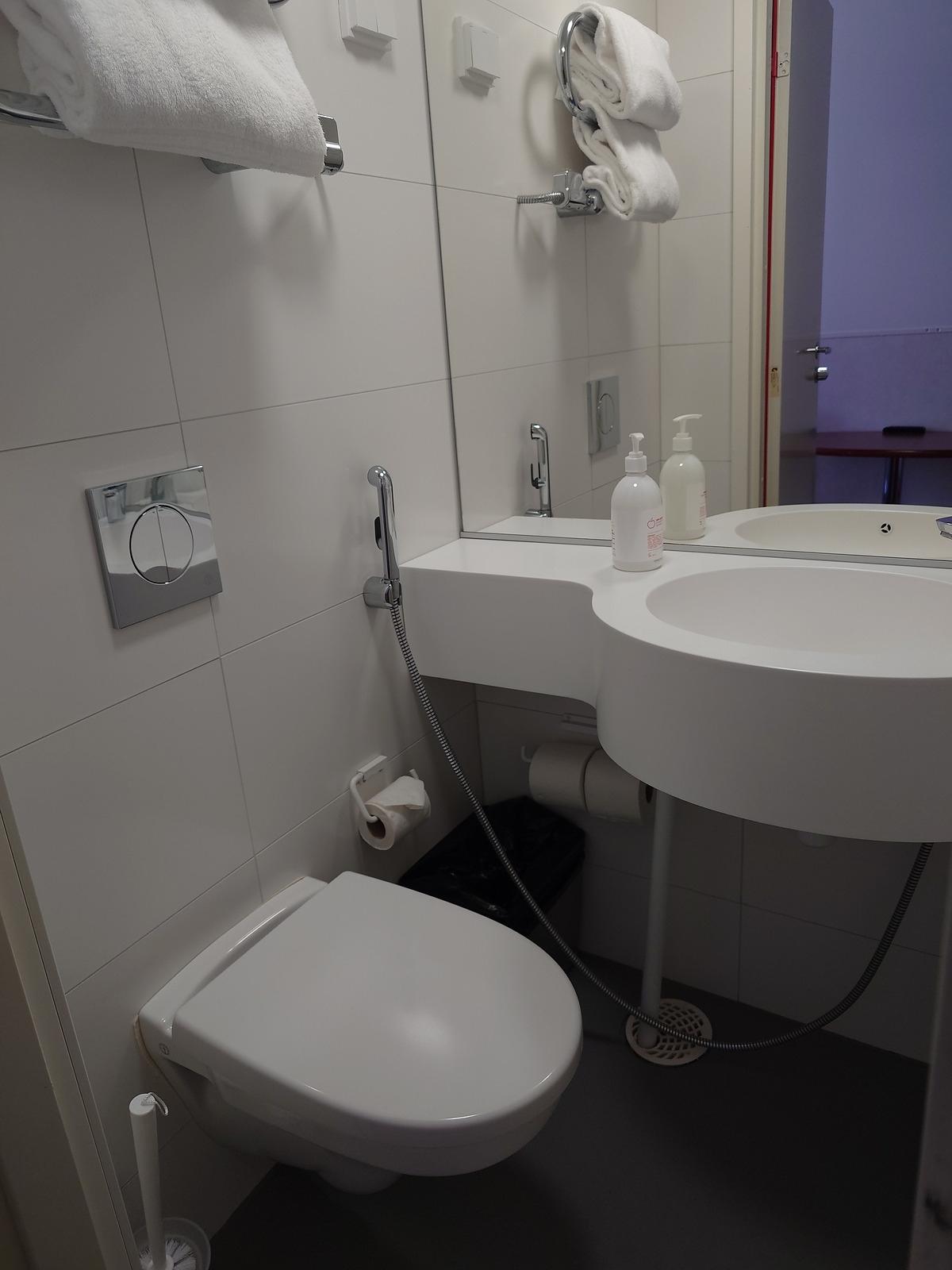 コンパクトにまとまったオメナ ホテル タンペレのトイレと洗面所