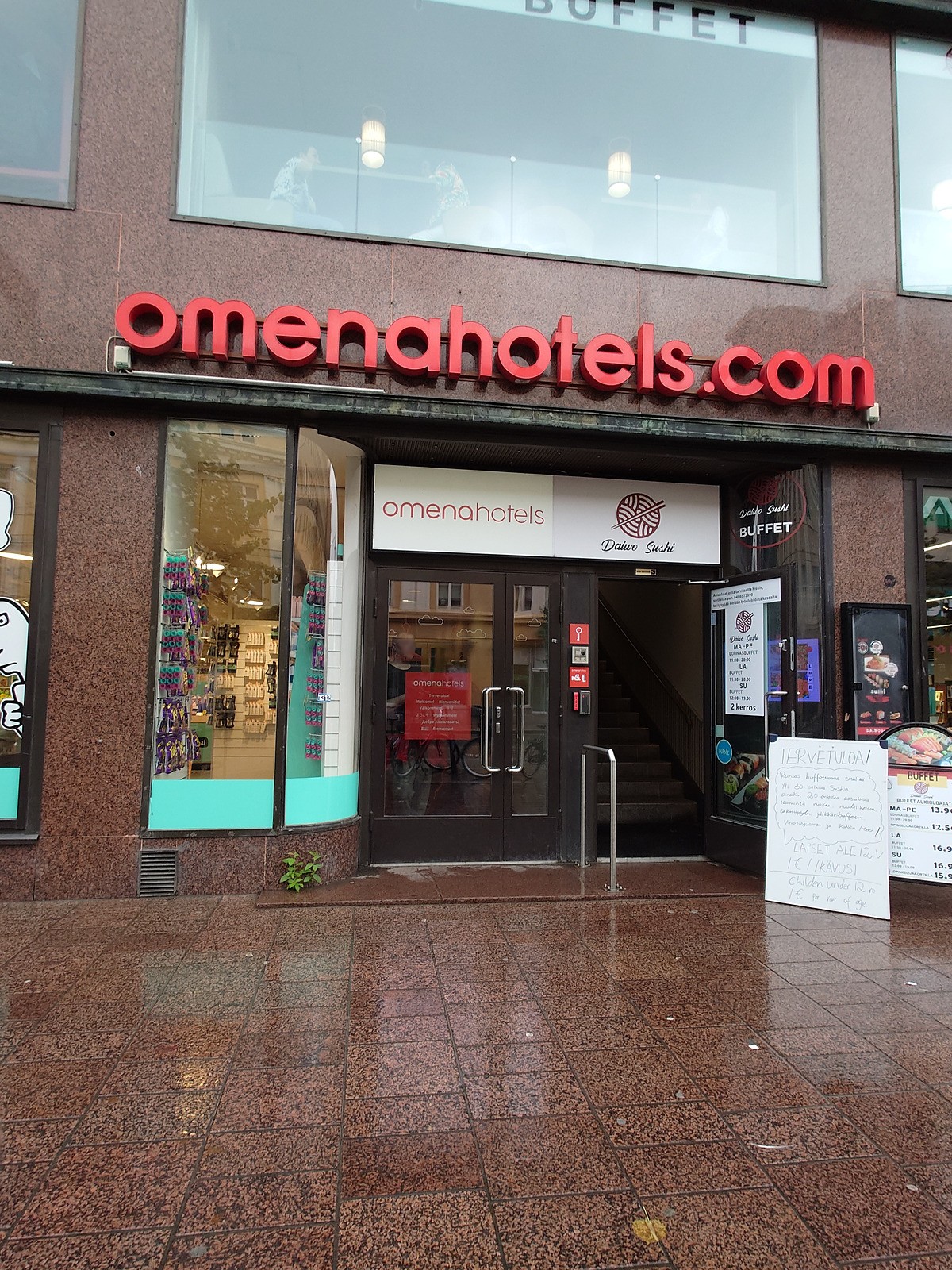 「omenahotels.com」の看板が目印のオメナ ホテル タンペレ外観