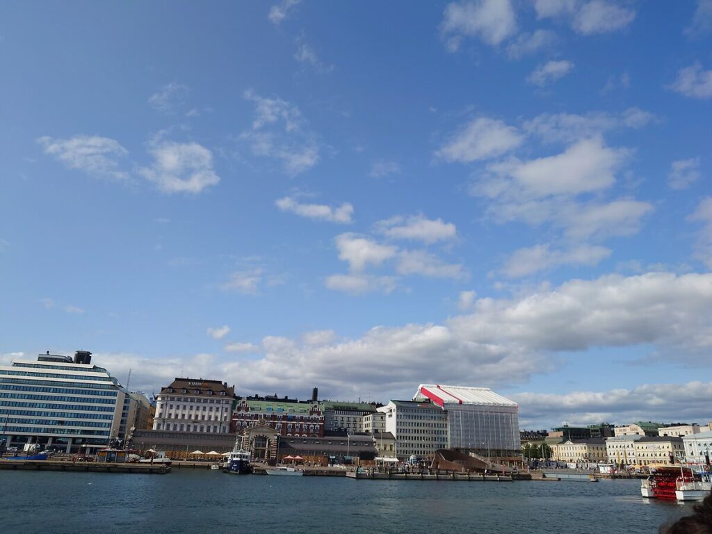 フェリーから望むヘルシンキの街並みとAllas Sea Pool