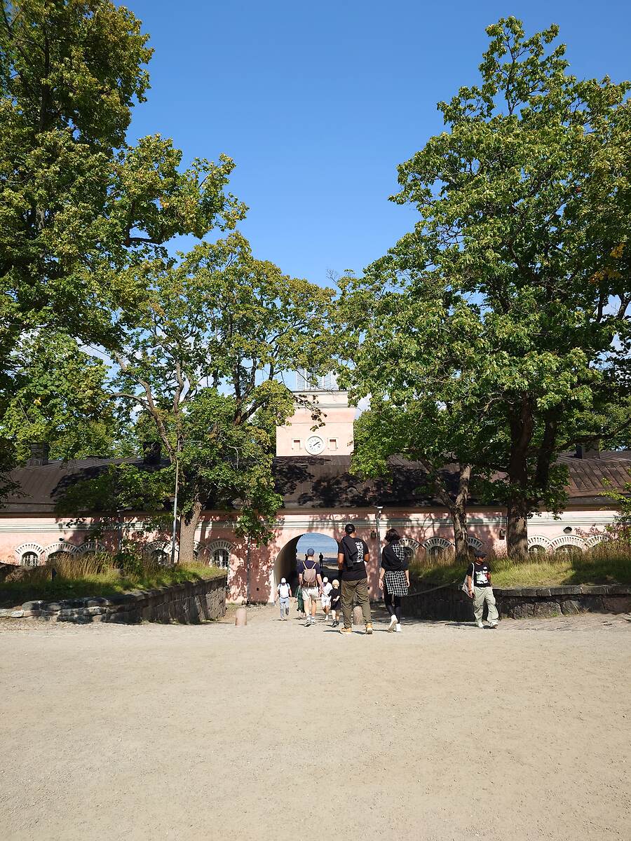 緑の木々に囲まれたスオメンリンナの入口アーチ