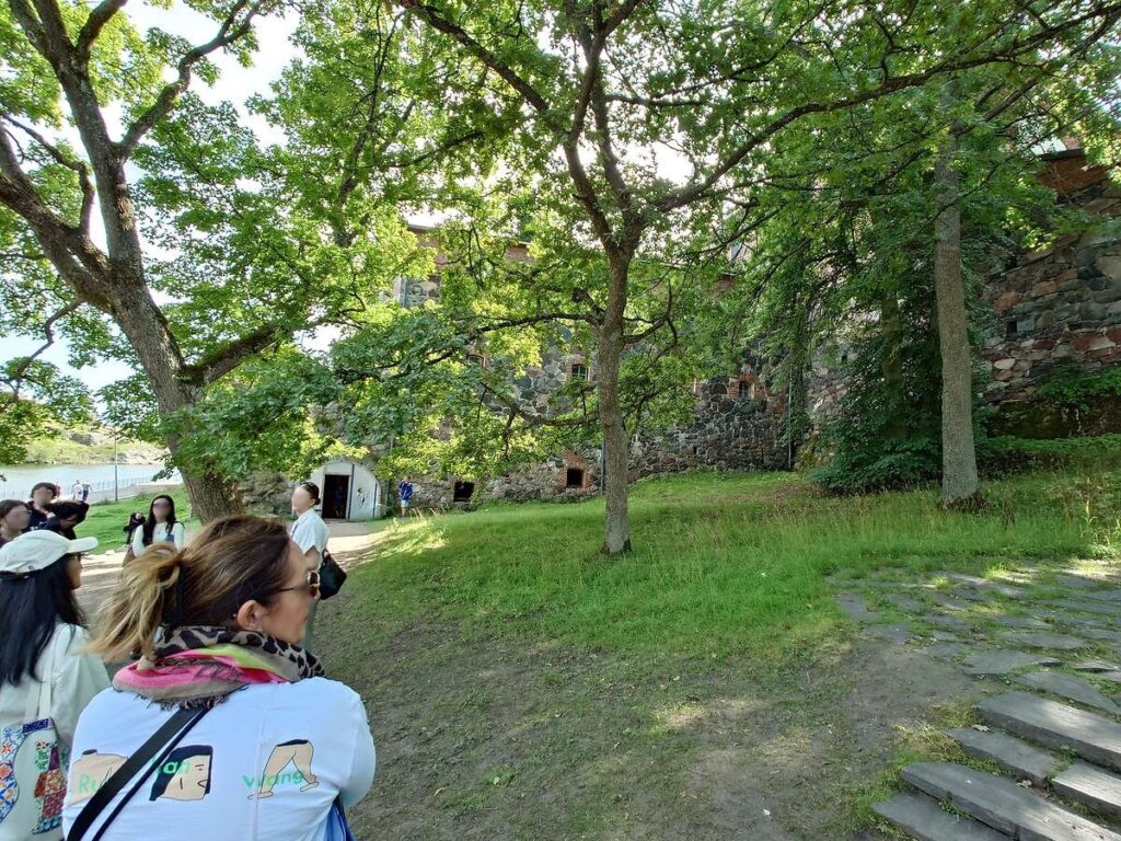 緑の木々と苔むした石壁が美しいスオメンリンナの要塞