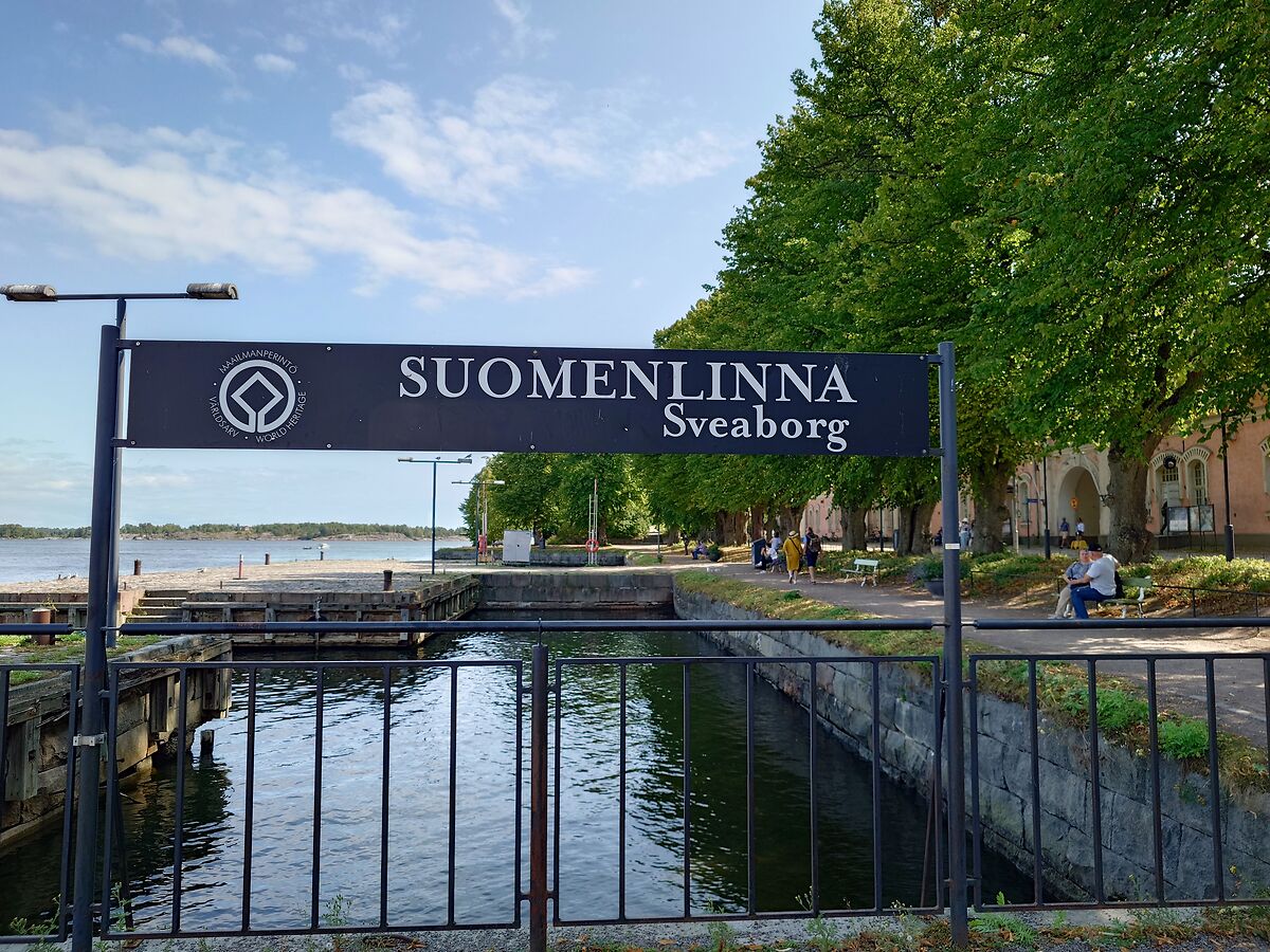 「SUOMENLINNA Sveaborg」の案内看板