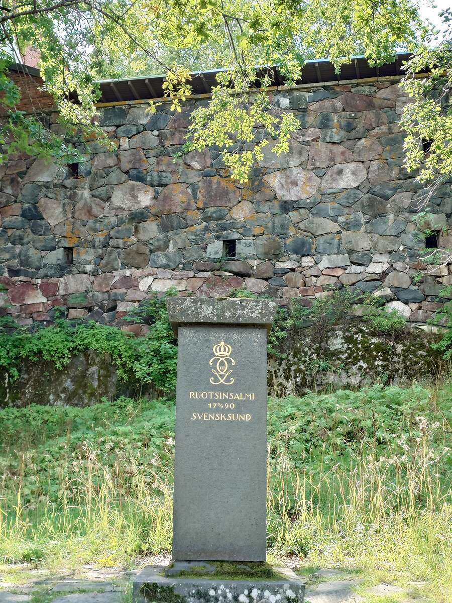 スオメンリンナ島内に建つスウェーデン軍SVENSKSUNDの記念碑