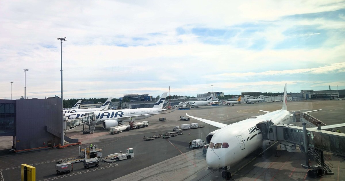 ヘルシンキ・ヴァンター空港に駐機するJALの機体