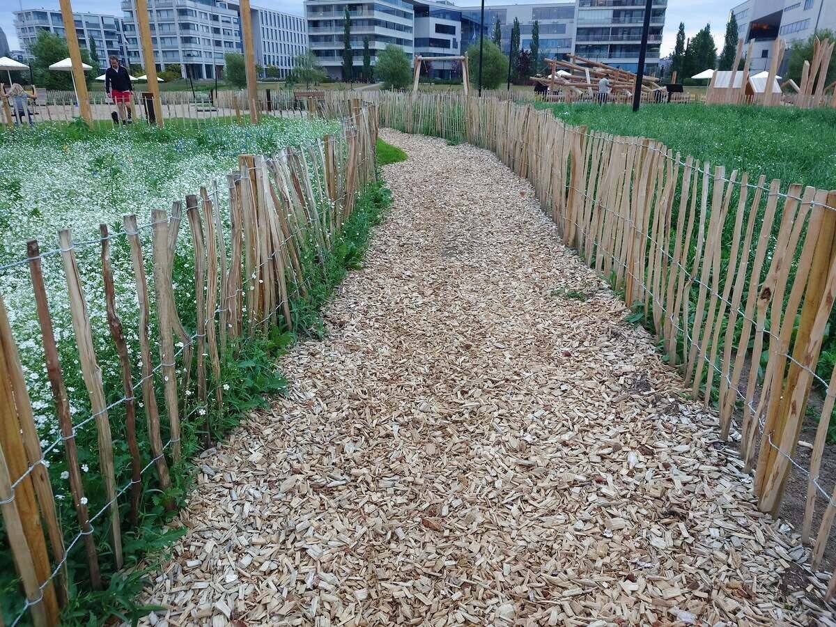 木柵で囲まれた花壇と小道