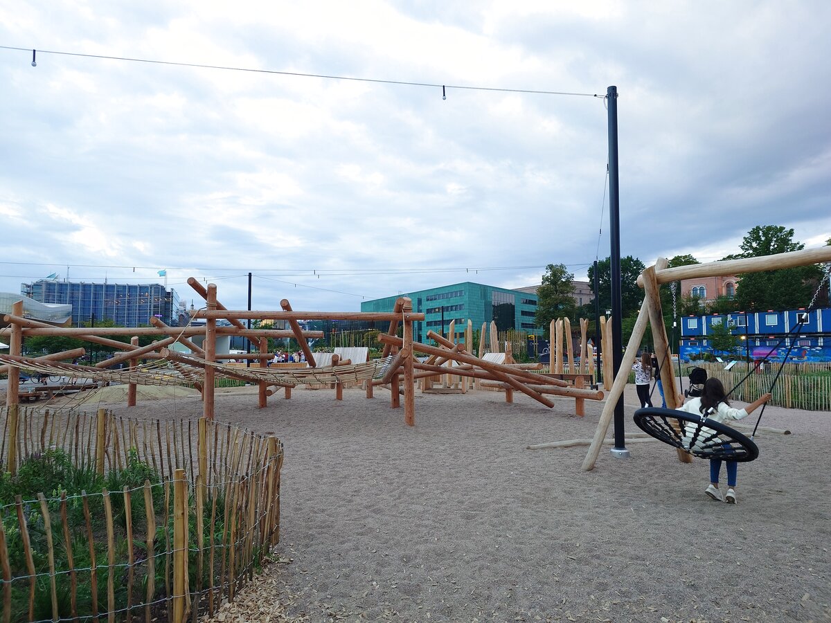 公園内の木製遊具