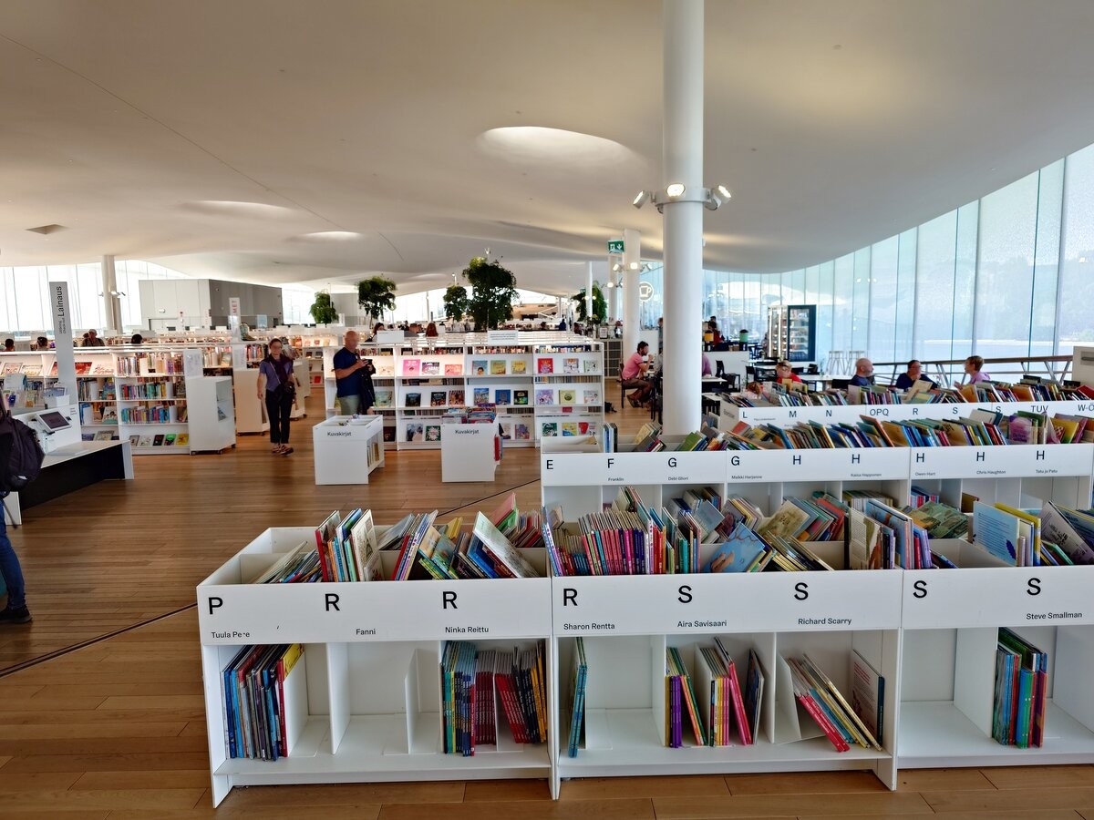 カラフルな児童書が並ぶOodi図書館の書棚