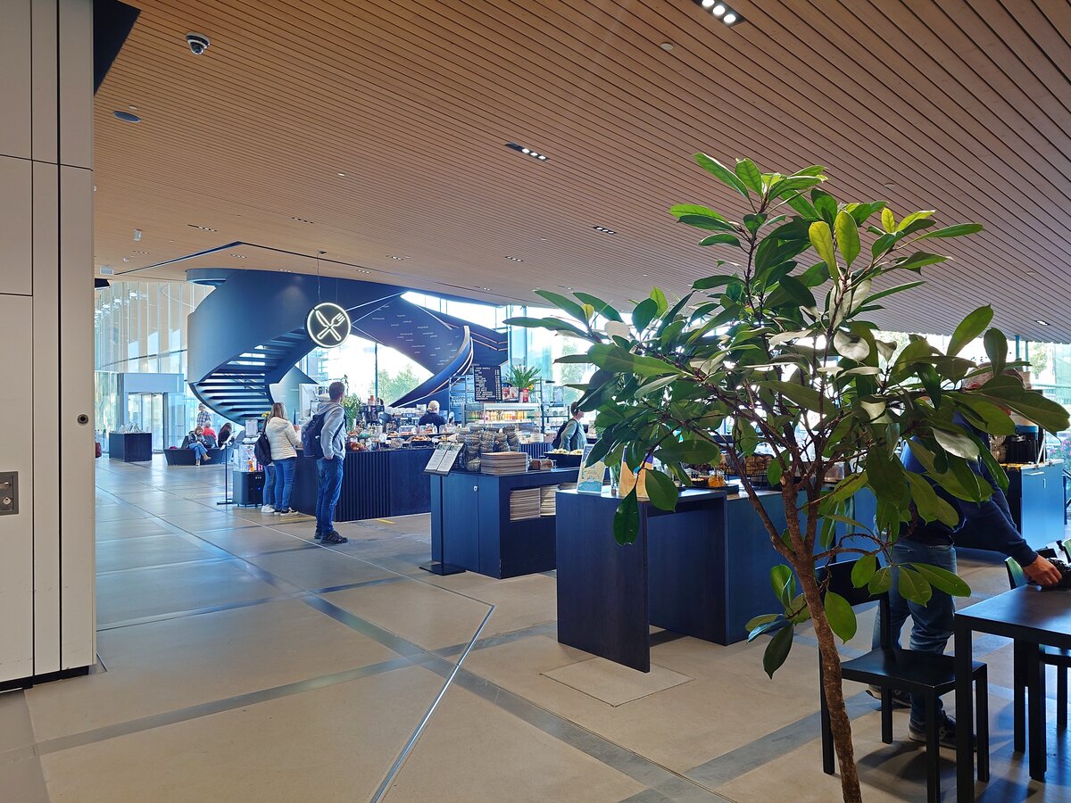 観葉植物が並ぶOodi図書館のカフェ・売店エリア