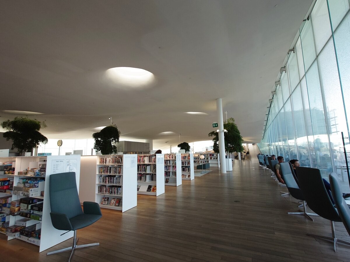 本棚が広がるOodi図書館のフロア全景