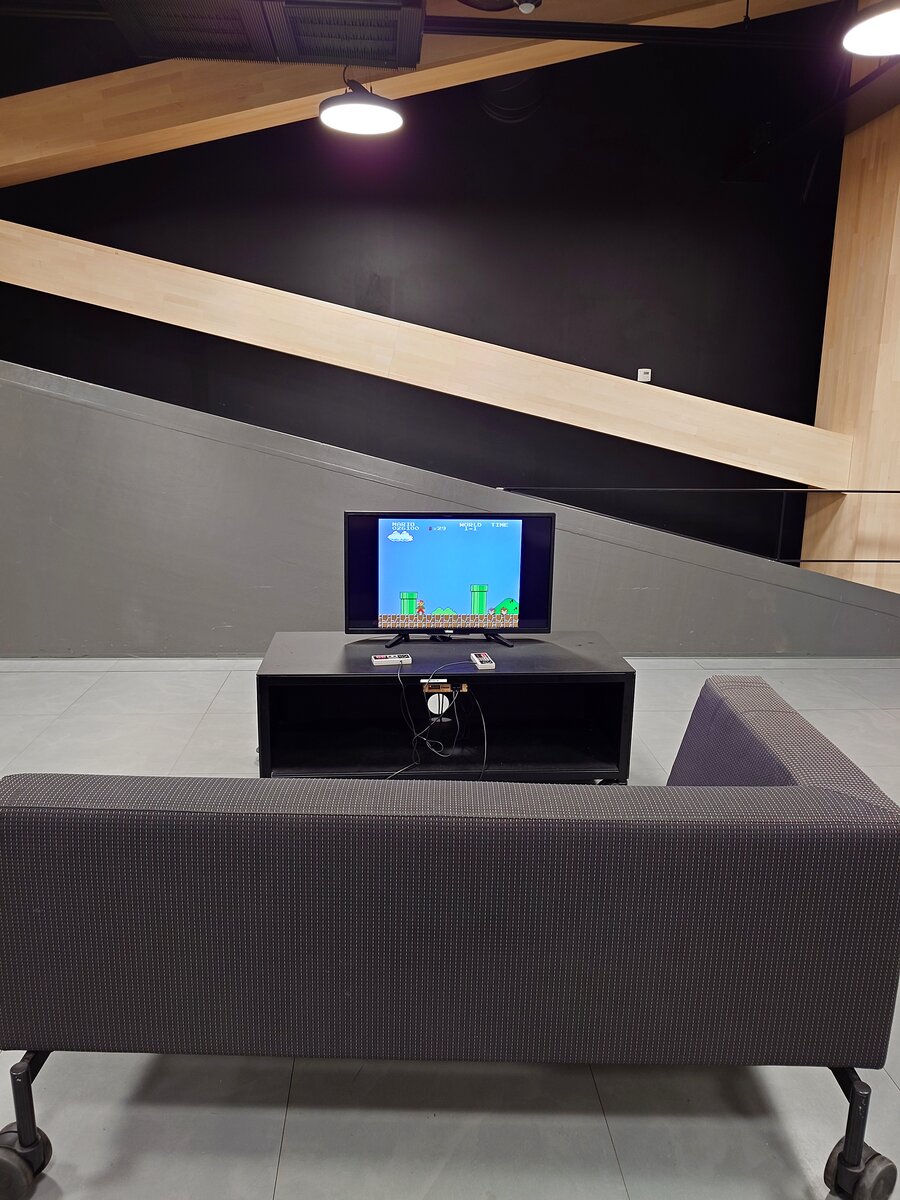 ベンチ横に設置されたゲーム機コーナー（Oodi図書館）