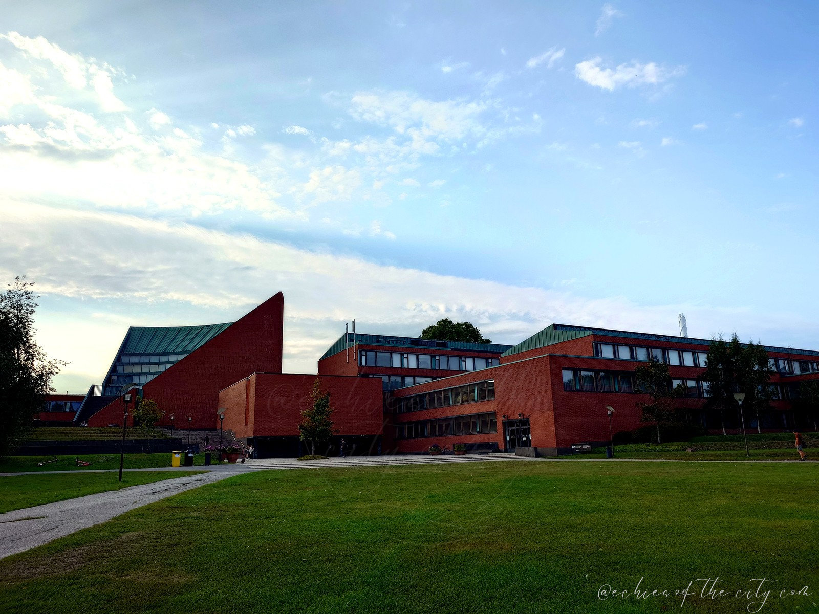 アアルト大学の赤レンガと緑の屋根が印象的な校舎