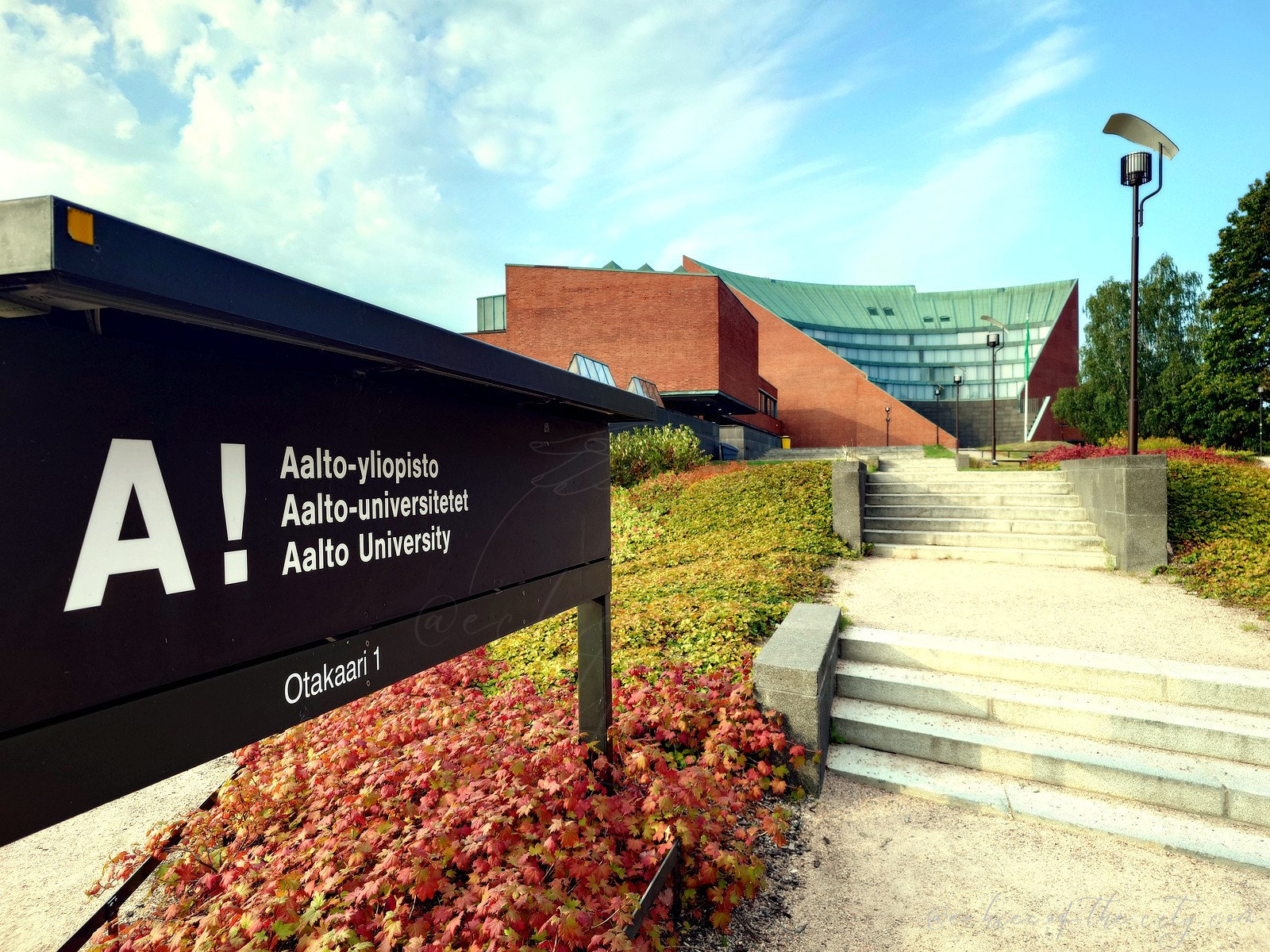 アアルト大学の入口に立つ「A!」のサイン