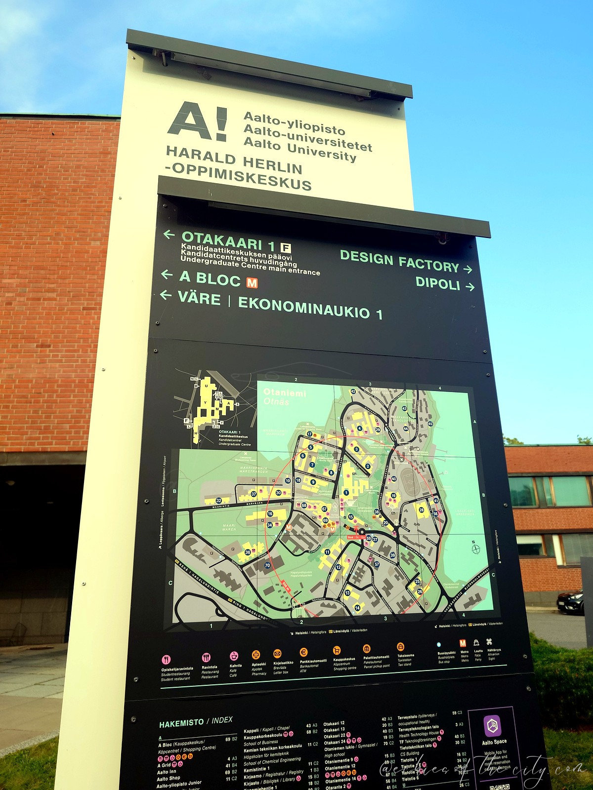 アアルト大学の入口に立つキャンパス案内板