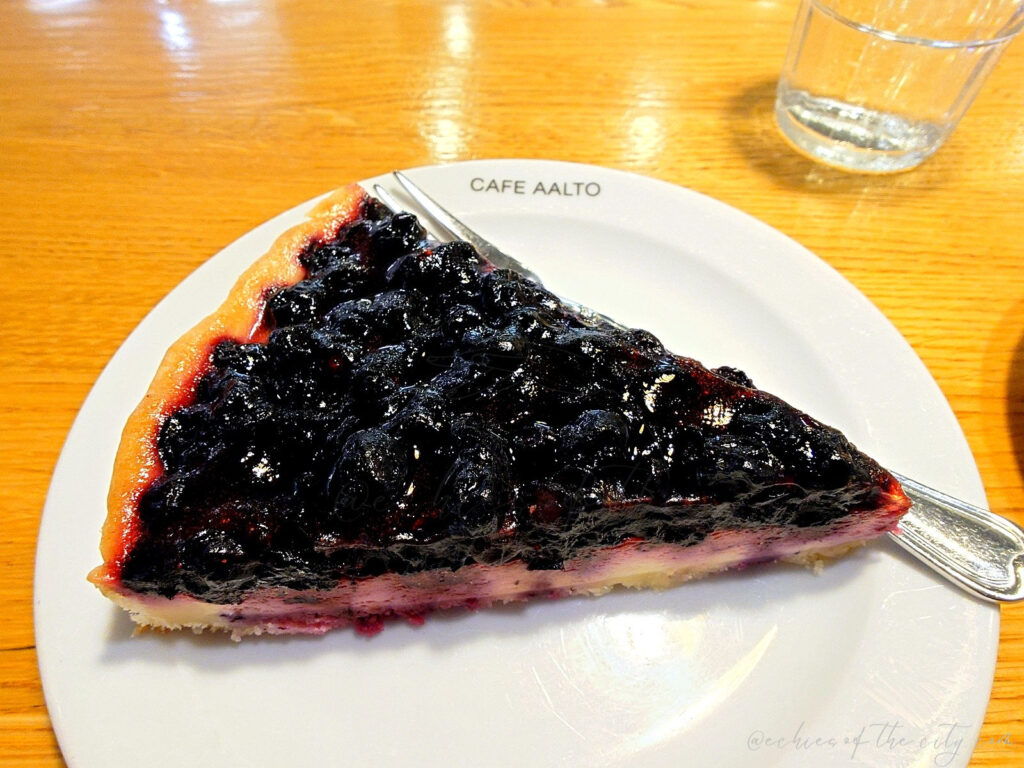 「CAFE AALTO」の刻印入り皿に盛られたブルーベリーパイ