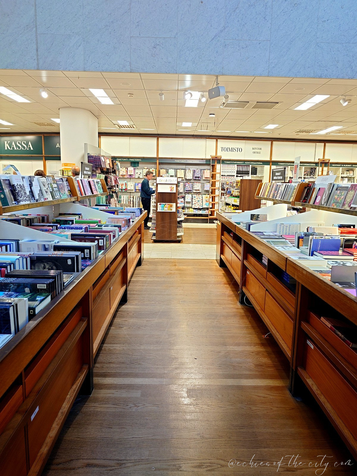 木製什器が並ぶ書店内の通路